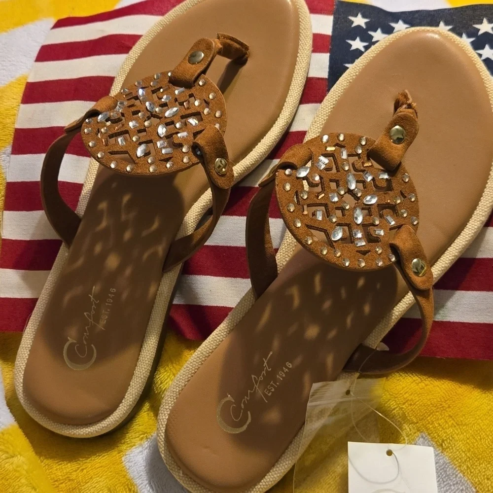 ❣️NWT❣️Catos Women's Brown Rhinestone Medalion Sandals Sz 7🩴🏖